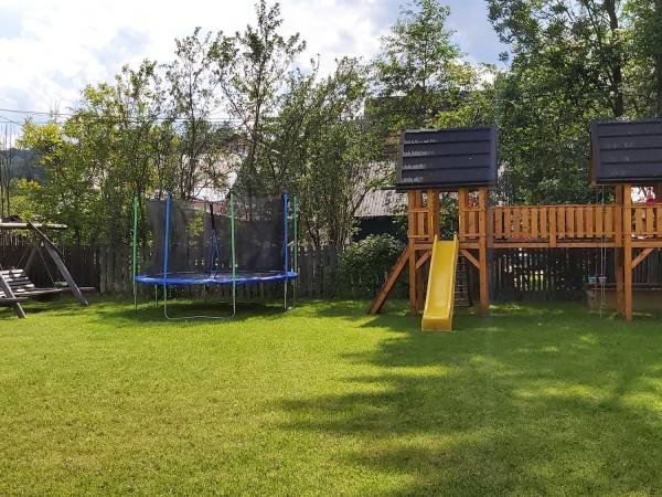 Plac zabaw, trampolina, huśtawki