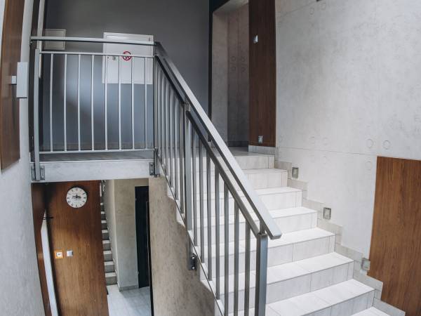 klatka schodowa w nowym budynku