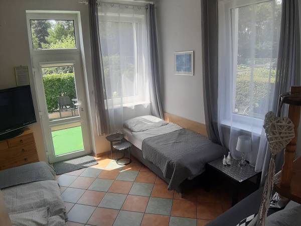 Pokój parterowy dla 4 osób z prywatnym wyjściem nataras.Łazienka i aneks kuchenny w pokoju.