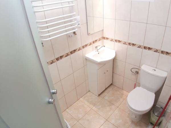 Łazienka pokoju rodzinnego dla 4-ch osób.