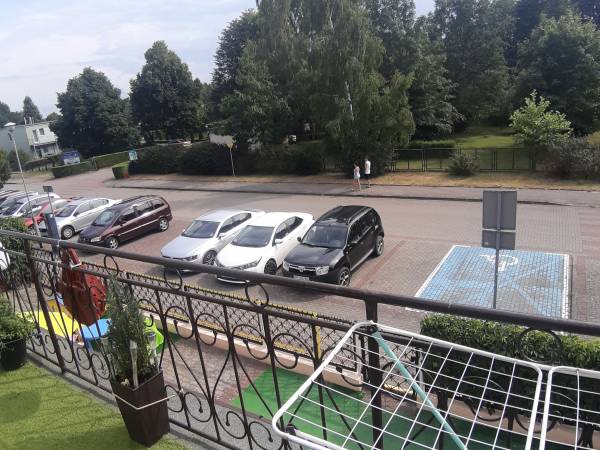 Widok na miejski parking z okna pokoju.15zł/noc lub niedaleko parking dozorowany za 10zł/noc.