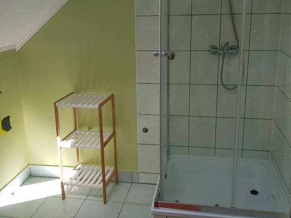 łazienka w pokoju 4 osobowym