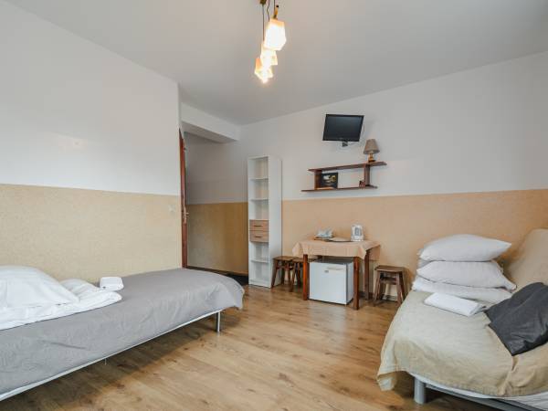 Pokój 1.4. (3 os) na 1 piętrze z własnym dużym balkonem (w pokoju sofa 2os rozkładana i tapczan)