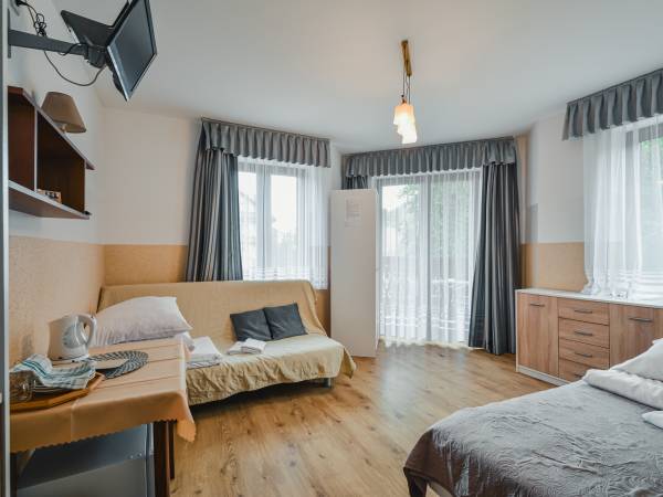 Pokój 1.4. (3 os) na 1 piętrze z własnym dużym balkonem (w pokoju sofa 2os rozkładana i tapczan)