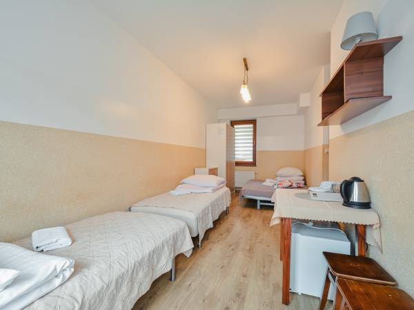 Pokój 1.6 (4 os.) na 1 piętrze, długi balkon do spółki z pokojem obok