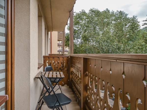 Balkon pomiędzy pokojami 1.5 i 1.6 na 1 piętrze oraz 2.5 i 2.6 na 2 piętrze