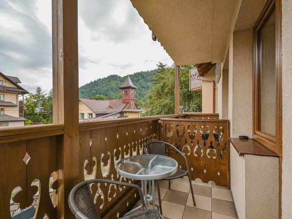 Balkon pomiędzy pokojami 1.2 i 1.3 na 1 piętrze