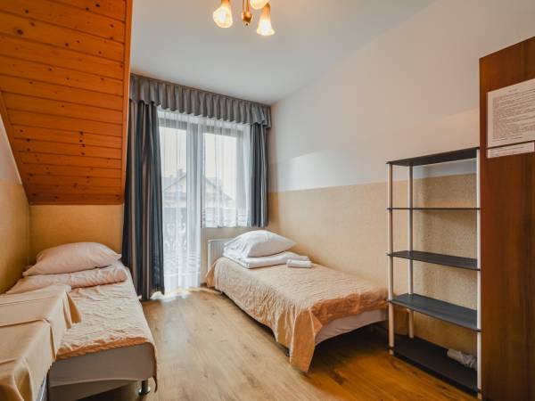 Pokój 2.2 (2 os). Pokój (2.2) ma krótszy balkon