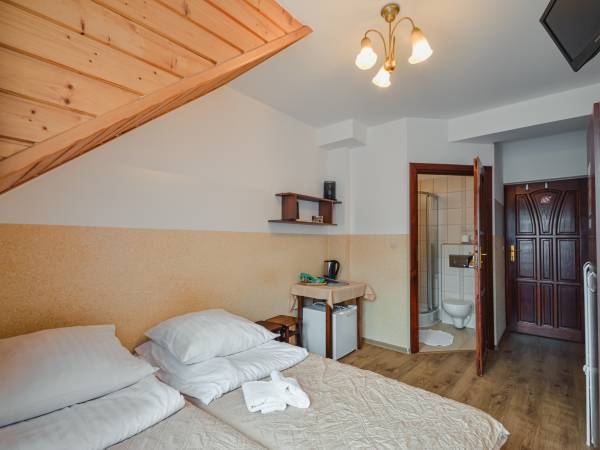 Pokój 2.3 (2 os) na 2 piętrze, balkon do spółki z pokojem obok.