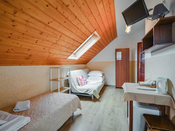 Pokój 2.6 (3 os) na 2 piętrze, długi balkon do spółki z pokojem obok