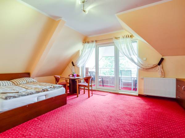 Apartament Nr 1 pokój dzienny, sypialnia i balkon 