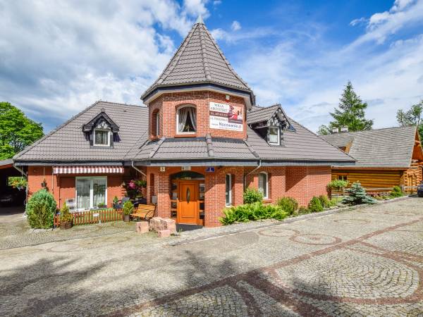 Front Budynku, parking