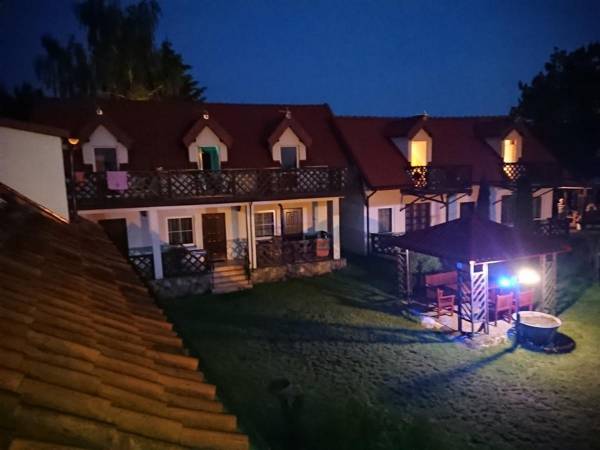 budynek z pokojami nr 6 ,7 ,8,9 i 10 na piętrze a numery od 1 ,2,3,4 i 5 na parterze