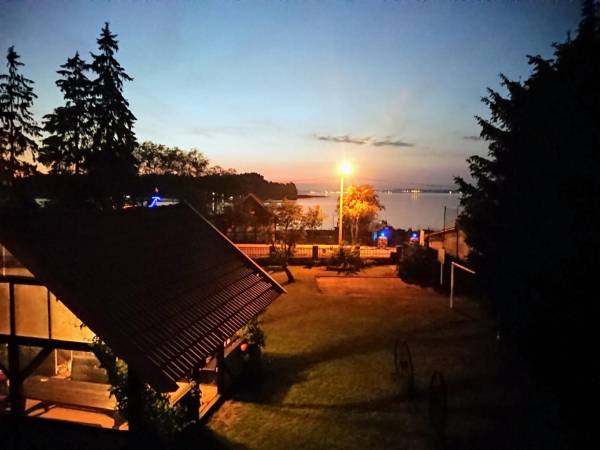 widok z tarasu z pokoju nr 15 na jezioro