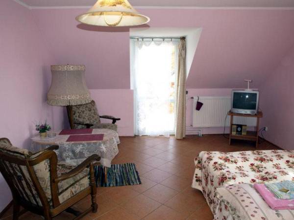 pokój nr 6 dwuosobowy na piętrze z tarasem widokiem na jezioro