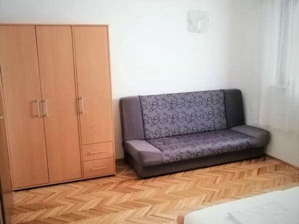 First room in 6x4 apartman