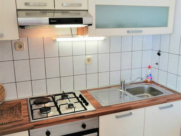 Kitchen in 6x4 apartman