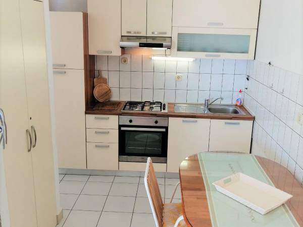 Kitchen in 6x4 apartman