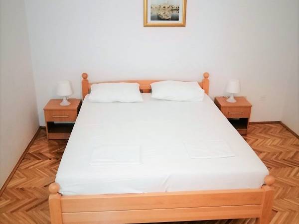 First room in 6x4 apartman