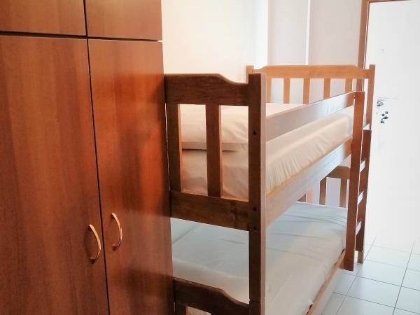 kids room in 6x4 small toilet