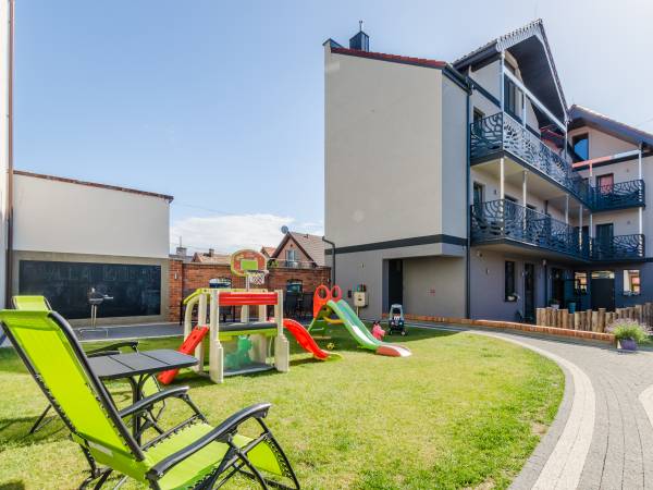 Podwórko z placem zabaw dla dzieci