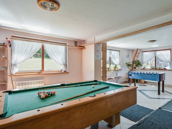 Sala z bilardem i piłkarzykami