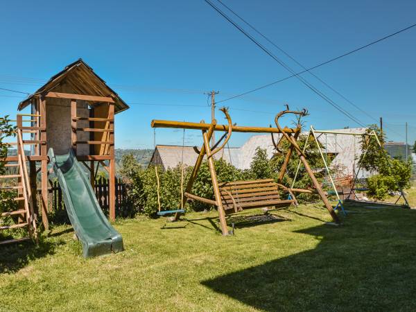 Ogród, domek dla dzieci, huśtawki