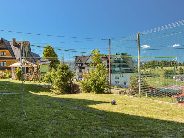 Ogród z siatką do badmintona oraz siatkówki