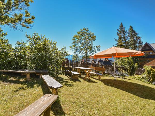 Ogród- miejsce na ognisko oraz stoły i ławki, parasol, leżaki