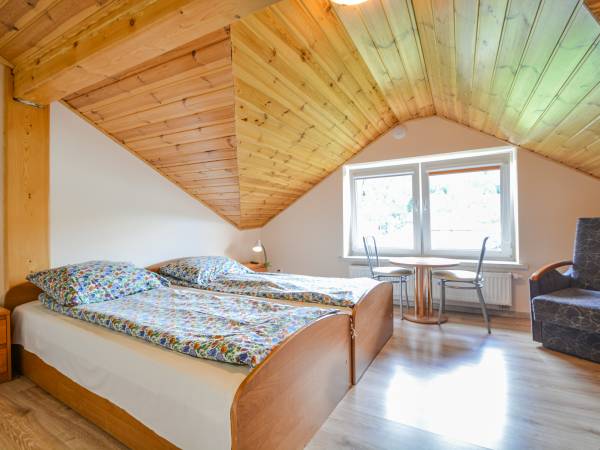 Pokój maks.3osobowy z łazienką w skosach w stylu góralskim.