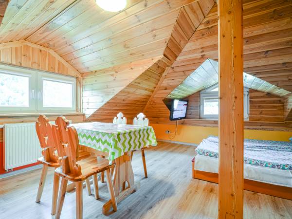 Studio 5osobowe z łazienką w stylu góralskim w skosach.