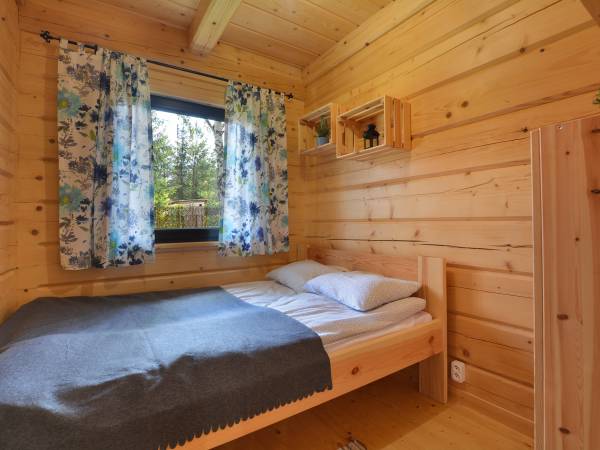 Sypialnia w apartamencie dolnym, łóżko 140cm szerokości, szafa na ubrania