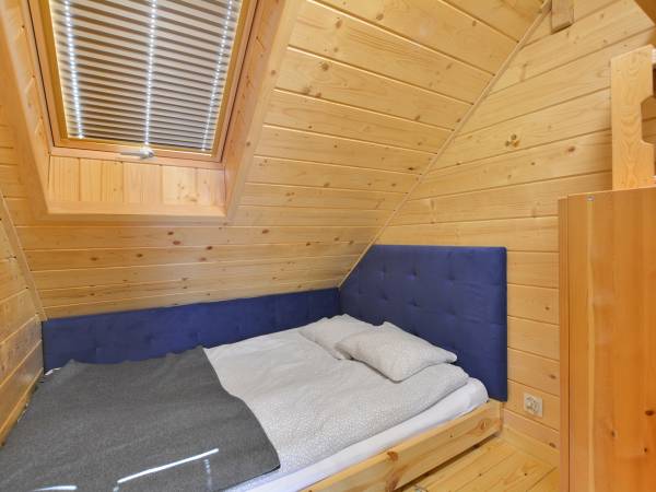 Sypialnia w apartamencie górnym, łóżko 140cm szerości