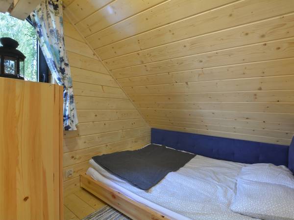 Sypialnia w apartamencie górnym, łóżko 140cm szerości