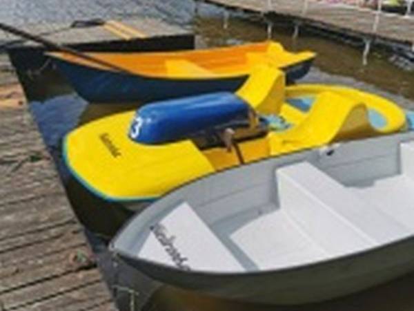 Łódki i rower wodny