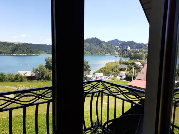 widok na jezioro i zamek z pokoju nr 1 i 2