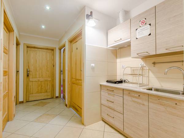 Korytarz i aneks kuchenny.