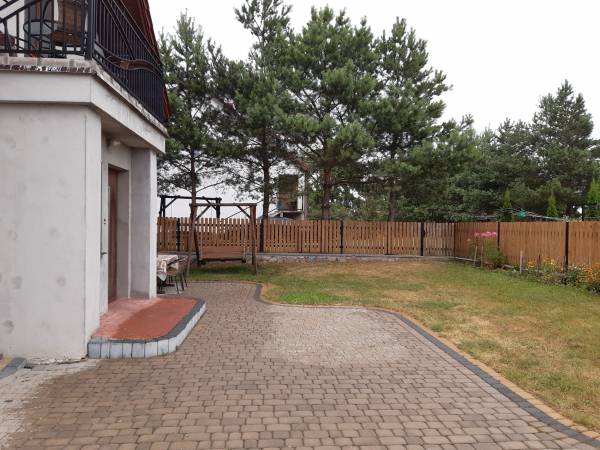 Mieszkanie nr 2 - wejście do mieszkania i mały ogród