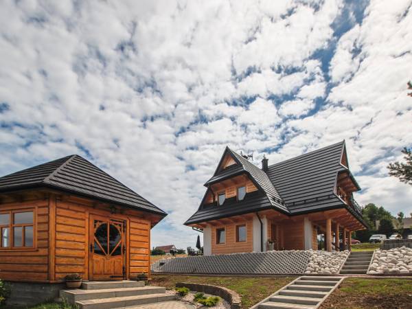 Chata z zewnątrz + altana