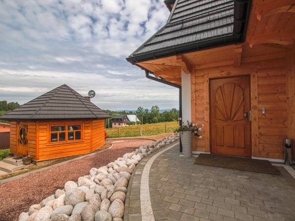 Chata z zewnątrz + altana