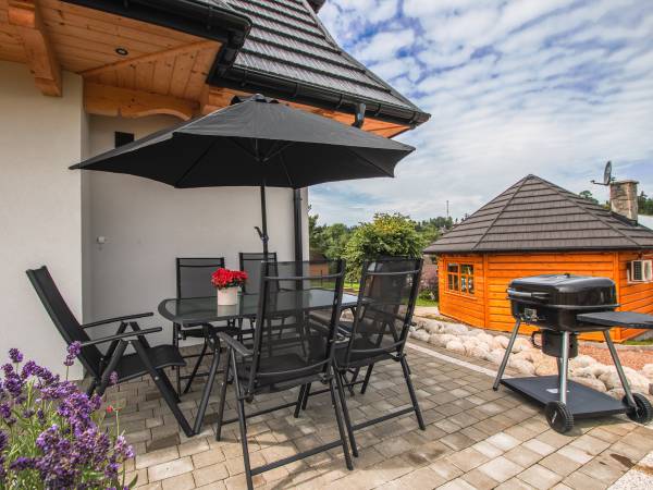 Chata z zewnątrz + grill