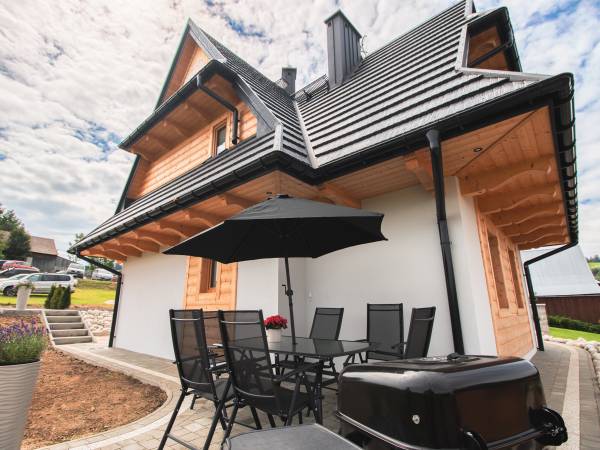 Chata z zewnątrz + grill