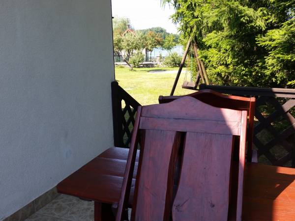 widok jeziora z tarasu pokoju nr 11