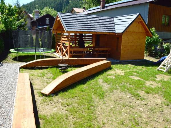grill chata i trampolina