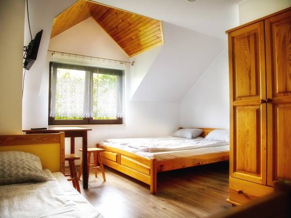 Pokój "Sosnowy" jedno łóżko podwójne i dwa pojedyncze, opcja dostawki.