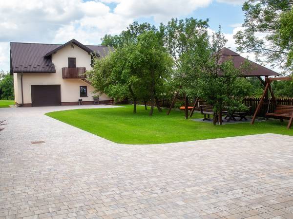 W tle budynek z pokojami dla gości.