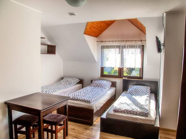 Pokój "Orzechowy", cztery pojedyncze łóżka.