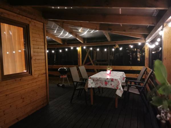 Romantyczny klimat na tarasie wieczorową porą