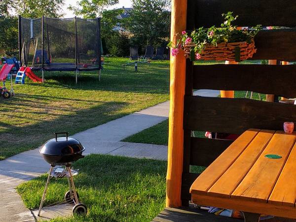 Widok na plac zabaw z tarasiku