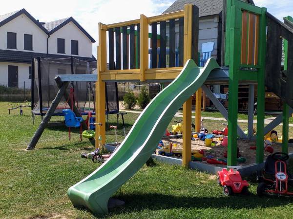 Domek zabaw z zjeżdżalnią